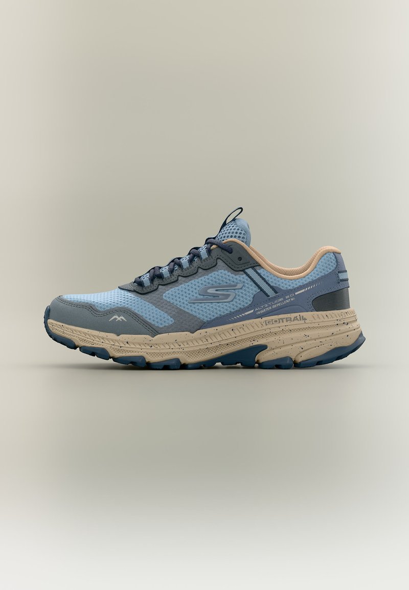 Chaussure de sport basse en bleu et beige avec tige en mesh, semelle à motifs et logo sur le côté, conçue pour la course sur sentier et la résistance à l'eau.