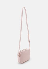 Borsa a tracolla rosa in tessuto, di forma rettangolare, con texture liscia, tracolla regolabile e accessori in oro sulla cerniera.