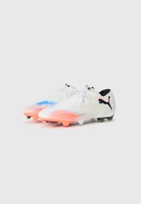 Weiße Fußballschuhe mit pinkem und blauem Verlauf, strukturiertem Synthetik-Obermaterial, weißen Schnürsenkeln und schwarzem Logo. Sechs genoppte Traction-Sohle.