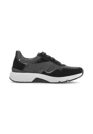 Zwarte sneaker met een combinatie van suede en mesh, en een textuurafwerking. Witte, gevoerde zool en subtiele metallic accenten.
