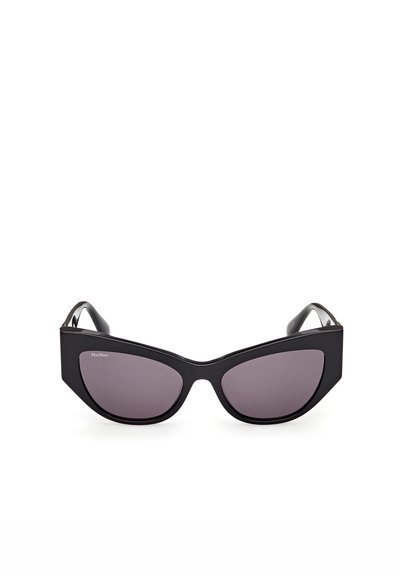 Lunettes de soleil noires à monture angulaire en forme d'œil de chat avec des verres foncés, arborant un petit logo "MaxMara" sur le verre supérieur gauche.
