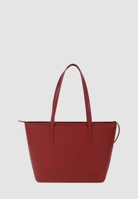 Borsa a tracolla rossa in pelle con due manici lunghi, forma rettangolare, superficie liscia e chiusura con zip nella parte superiore. Design semplice e moderno.