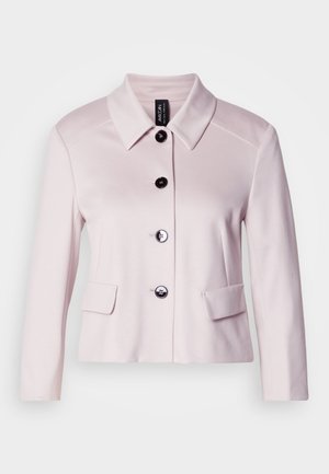 Helle rosa Jacke mit runder Kragen, schwarzen Knöpfen und zwei Fronttaschen. Die glatte Textur und das taillierte Design unterstreichen ihren strukturierten Look.