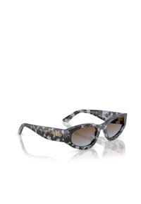 Occhiali da sole a forma di occhio di gatto in un motivo camouflage grigio e nero, con lenti a gradiente delicate e il logo "vogue" dorato sulla tematica.