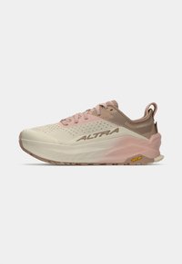 Sapatilha de trail running leve com um upper em creme e rosa, painéis de malha texturizada, calcanhar reforçado e sola Vibram para tração.