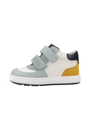 Zapatilla infantil con cuero blanco perforado, detalles en ante azul claro y mostaza, talón azul marino y dos cierres de velcro.