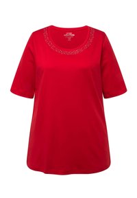 Camiseta corta roja de manga corta, hecha de una tela suave, con un escote redondeado adornado con piedras de rhinestones decorativas alrededor del cuello.