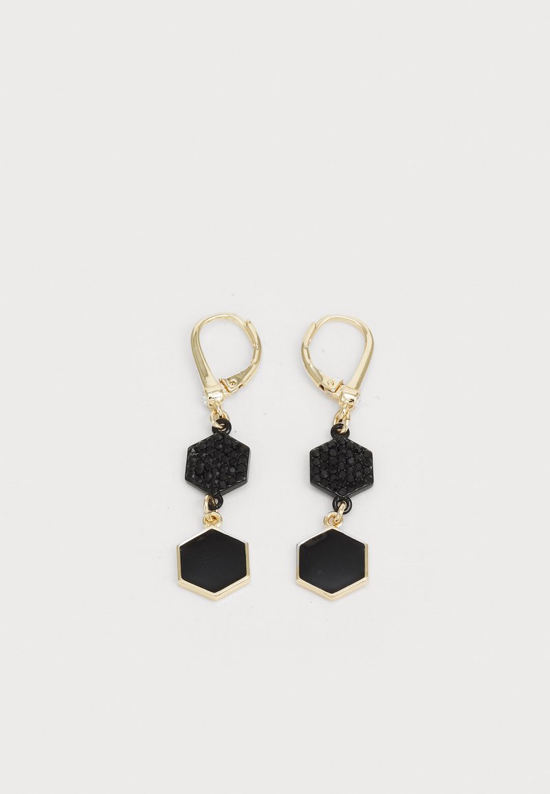 Orecchini in tono oro con due forme esagonali nere; una ha una superficie testurizzata, l'altra ha una finitura liscia, entrambe pendono da un gancio leverback.