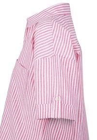 Pruhovaná košile s alternating pink a bílými pruhy, s manžetou na knoflík a volně střiženým stylem s klasickým límcem. Texturovaná tkanina vypadá lehká.
