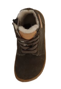 Braune Wildleder-Stiefelette mit gepolstertem Kragen, beigen Akzenten, schnürbarem Design und Gummisohle. Das Innere hat eine weiche, flauschige Fütterung.
