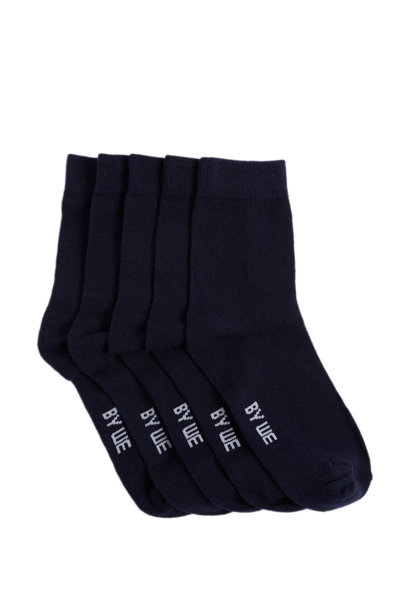 Sosete din bumbac de culoare navy, vândute într-un pachet de cinci, cu o textură canelată și detalii cu logo alb lângă manșetă. Design clasic, până la gleznă.