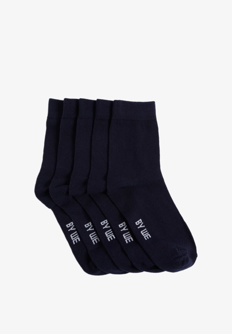Calcetines de algodón azul marino en un pack de cinco, con textura acanalada y detalles en blanco cerca del puño. Diseño clásico, de longitud hasta el tobillo.