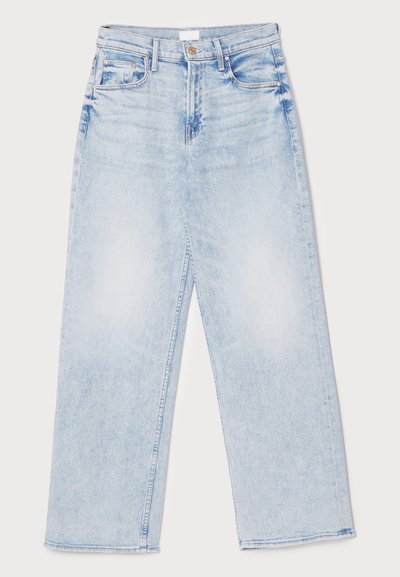 Svijetloplave traperice visokog struka s širokim nogavicama, koje imaju pet džepova, prednje zatvaranje na dugme i blago izblijedjeli izgled.