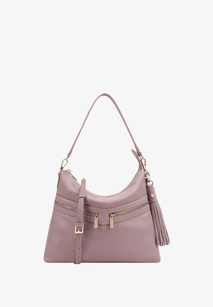 Paarse leren handtas met een gestructureerde vorm, voorzien van twee voorzakken met rits en een zijtassel. Inclusief een schouderband en gouden hardware.