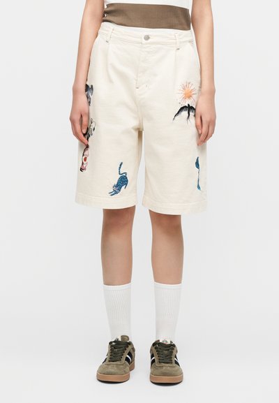 Μπεζ βαμβακερά σορτς με κεντημένα σχέδια, συμπεριλαμβανομένων ζώων και ήλιου. Διαθέτουν κλείσιμο με φερμουάρ και κουμπί, με άνετη εφαρμογή.