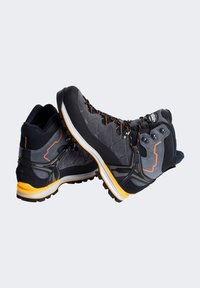 Graue und schwarze Wanderschuhe mit orangefarbenen Akzenten. Verfügt über ein strukturiertes Obermaterial, eine stabile Sohle und ein Schnürsystem. Robuste Bauweise für den Einsatz im Freien.