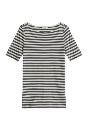 Schwarz-weiß gestreiftes T-Shirt mit kurzen Ärmeln und rundem Ausschnitt sowie einem Marc O’Polo-Label innen am Kragen.