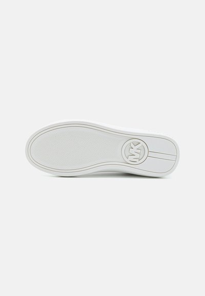 Vit gummisula till sneakers med en strukturerad yta, som har en cirkelformad logotyp och ett subtilt mönster längs kanten. Slät, rundad form.