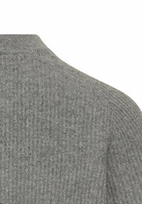 Grauer, gerippter Pullover mit strukturiertem Strick, rundem Ausschnitt und einem schlichten Design. Keine sichtbaren Muster oder Beschläge.