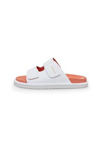 Sandale albe cu talpă plată, dotate cu două curele Velcro ajustabile, interior roșu și branț portocaliu. Talpa este texturată pentru aderență.