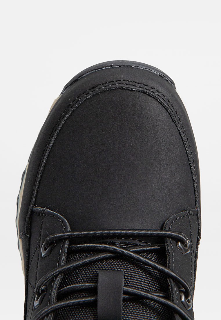 Botte de randonnée noire avec une tige en cuir lisse, un embout renforcé et des accents en tissu texturé ; présente des lacets et des œillets noirs.