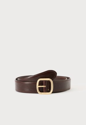 Donkerbruine leren riem met een afgeronde gouden gesp, opgerold en geplaatst op een lichtgrijze achtergrond.