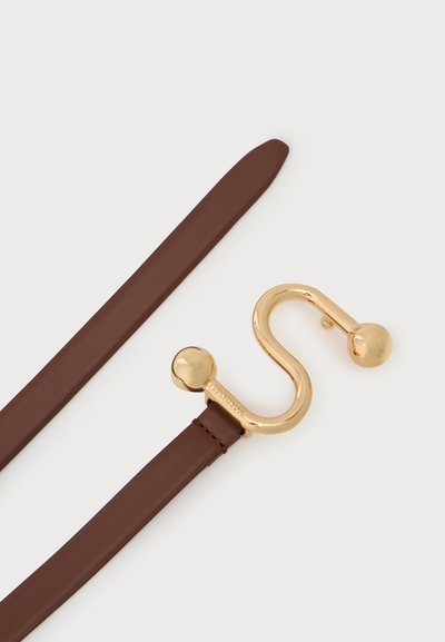 Ceinture en cuir marron avec une boucle dorée en forme de S avec des embouts arrondis sur fond blanc.