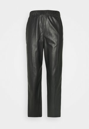 Pantalones rectos de cuero sintético negro con cintura elástica, textura suave y sin bolsillos ni adornos visibles.