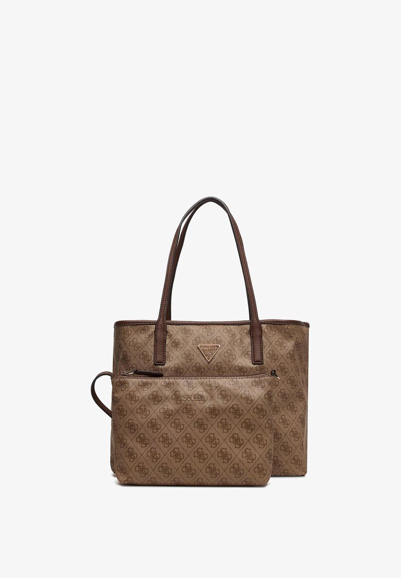 Sac cabas marron à motif Guess avec double poignée et pochette zippée assortie affichant le logo de la marque sur les deux.