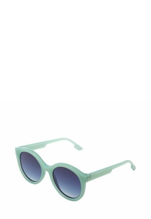 Lunettes de soleil rondes avec des montures translucides vert menthe et des verres sombres dégradés, inclinées sur un fond blanc.