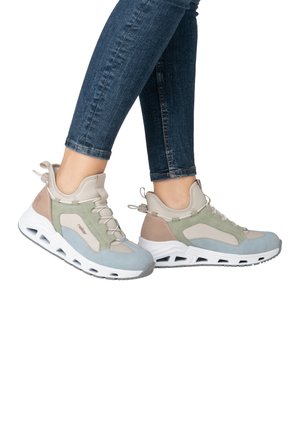 Leichte Sportschuhe in Beige, Grün und Himmelblau. Aus Mesh- und Wildledermaterial mit einem Low-Top-Design, Schnürverschluss und strukturierten Sohlen.