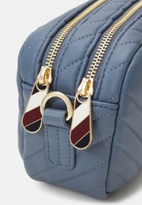 Tommy Hilfiger POPPY REFORM CAMERA BAG - Borsa a tracolla - faded ink