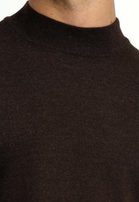 Brązowy sweter z golfem, prążkowana tekstura, lekki materiał, widoczne szwy oraz dopasowany krój, prezentujący jednolity kolor bez wzorów.