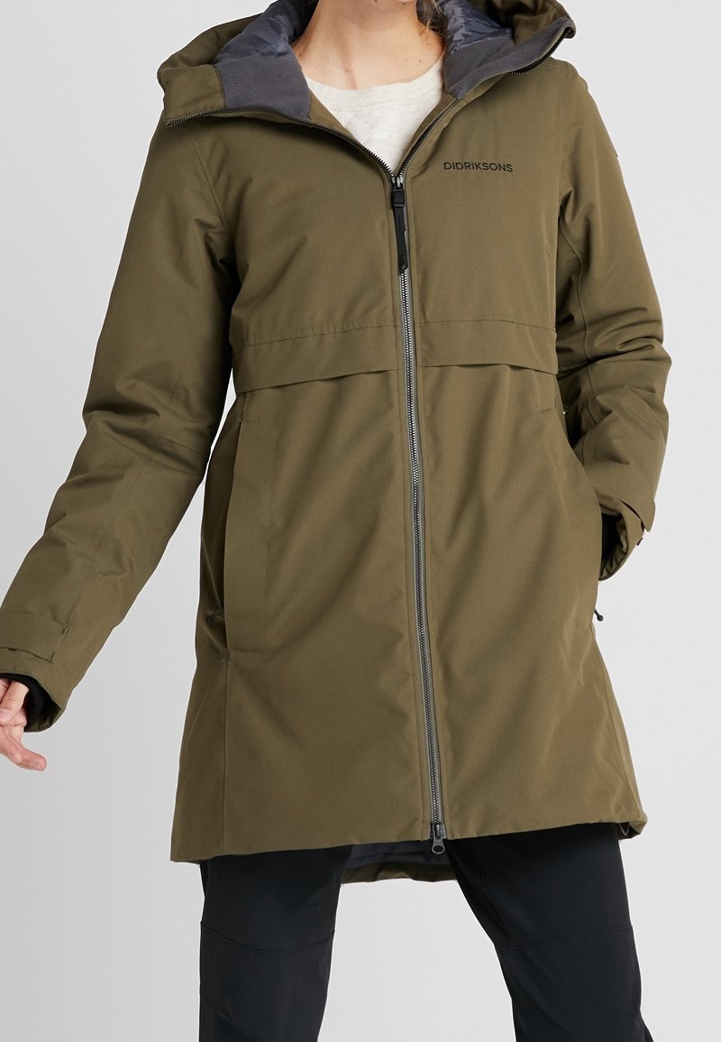 Parka imperméable vert olive avec fermeture éclair à l'avant, capuche réglable et deux poches avant. Dispose d'une doublure intérieure grise et d'un design épuré.