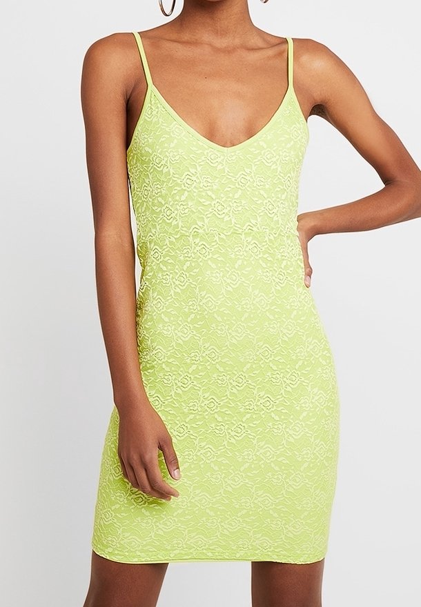 Robe mini verte en dentelle avec un col en V, fines bretelles spaghetti réglables et texture à motif floral sur toute la surface.
