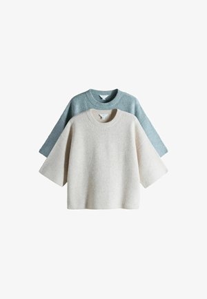 Dva džempera od rebraste pletenine: jedan svijetlo sivobež boje, a drugi mekano plave boje. Oba imaju kratke rukave i opušteni kroj, s okruglim izrezima na vratu.