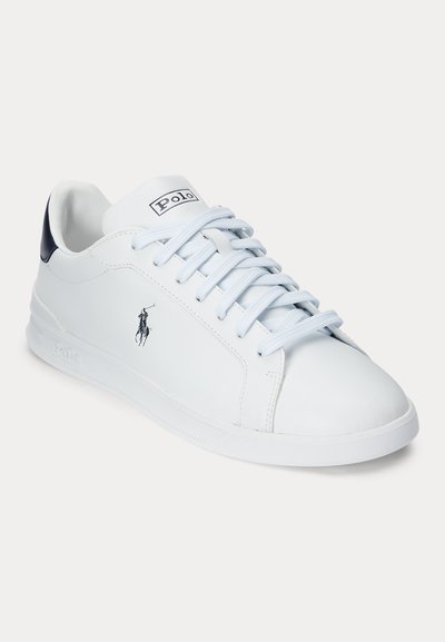Hvid lædersneaker med hvide snørebånd, sort hælflig, Polo-logo på tungen og siden, der viser en polospiller til hest.