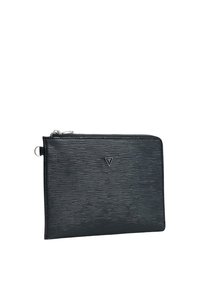 Pochette noire texturée zippée avec petit logo triangulaire argenté au centre et un anneau métallique sur le côté gauche.