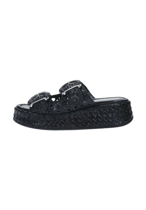 Sandales à plateforme noires avec une texture tissée, des doubles sangles ajustables avec quincaillerie en argent et un bout arrondi.