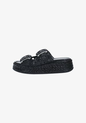 Sandales à plateforme noires avec une texture tissée, des doubles sangles ajustables avec quincaillerie en argent et un bout arrondi.
