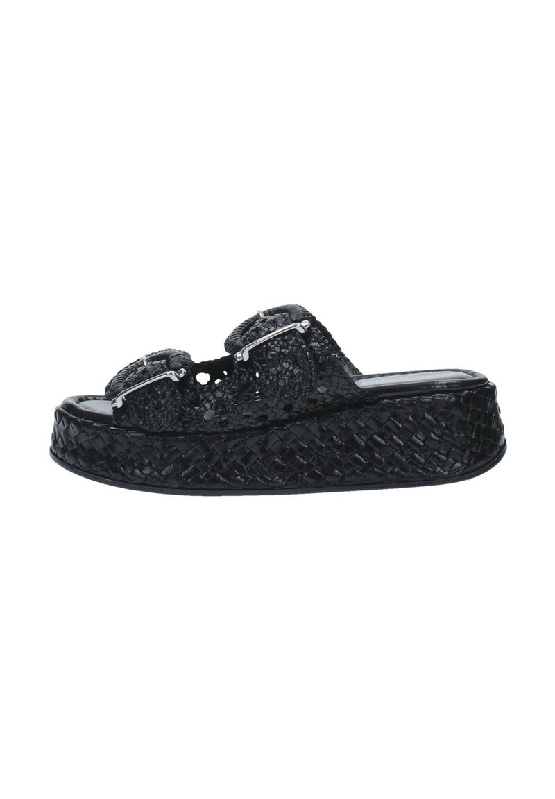 Sandales à plateforme noires avec une texture tissée, des doubles sangles ajustables avec quincaillerie en argent et un bout arrondi.