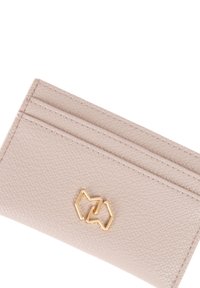 Il portacarte in pelle rosa chiaro presenta tre scomparti per carte e un accento in logo geometrico dorato sul davanti. Superficie texturizzata per una migliore presa.