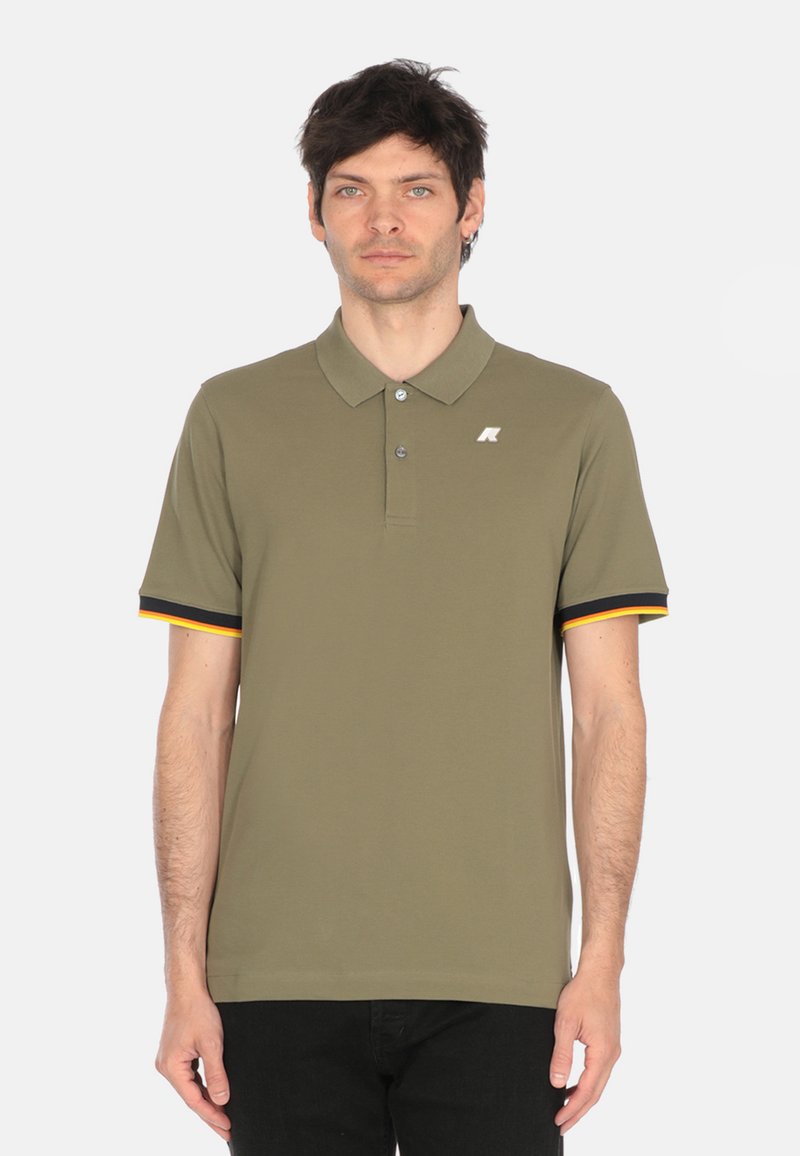 Polo shirt verde oliva realizzato in tessuto liscio, con colletto, tre bottoni e accenti neri e gialli a contrasto sulle maniche.