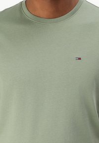Tommy Jeans SLIM TEE - T-shirt - bas - aruba green