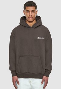 Brauner Hoodie mit einer Vordertasche, Kordeln und weißem "Dropsize"-Logo auf der linken Brust. Der Stoff sieht weich und glatt aus.