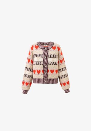 Grofgebreid beige vest met rode harten, zwarte "F" letters, gestreepte paarse bies en knopen aan de voorkant.