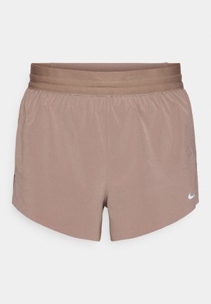 Nike lühikesed püksid, kerge kangas, mauve värv, spordistiilis disain, elastne vöökoht, küljetaskud, väike logo aktsent alumisel serval.