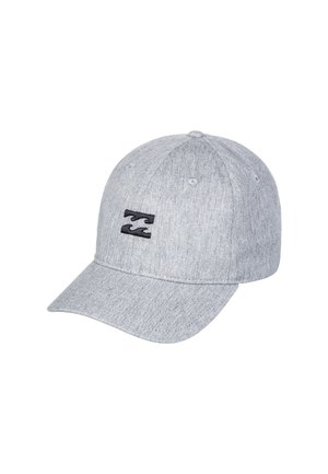 Szara czapka z teksturowanej tkaniny z wygiętym daszkiem. Posiada czarne logo z przodu oraz przeszycia na panelach.