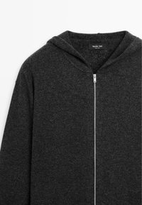 Felpa con zip nera in grigio scuro realizzata in materiale morbido, con cappuccio, zip centrale e un design semplice senza motivo o dettagli.