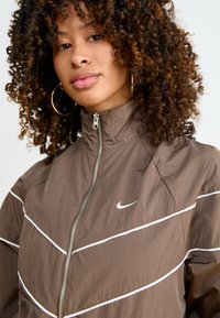 Nike Sportswear Spordijakk - ironstone/white